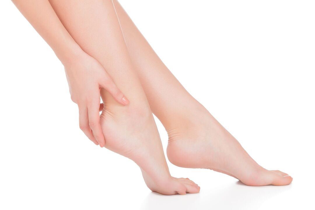 Bras et jambes sains après avoir traité le champignon avec la crème zxcvbnmqwort zxcvbn